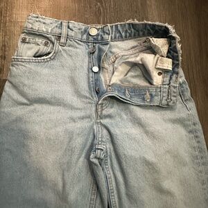 Zara Light Wash Relaxed Women’s Jeans